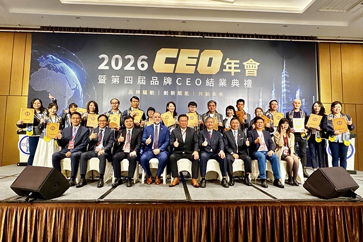 中華民國全國商業總會許舒博理事長(前排右五)、財團法人中小企業信用保證基金呂文峯代理總經理(前排右四)、美國德州州眾議院Brent Money議員(前排左四)、商總品牌加速CEO全體學員和與會貴賓合影。 圖/中華民國全國商業總會 提供