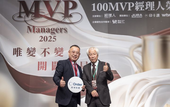 《經理人》榮譽發行人何飛鵬(右)向歐德傢俱執行長陳國偉(左)恭喜道賀。圖/歐德集團提供