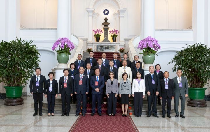 副總統蕭美琴接見「金商獎」得獎代表,感謝企業長期努力與貢獻,肯定商業服務業為台灣經濟發展注入重要動能。圖/歐德集團提供