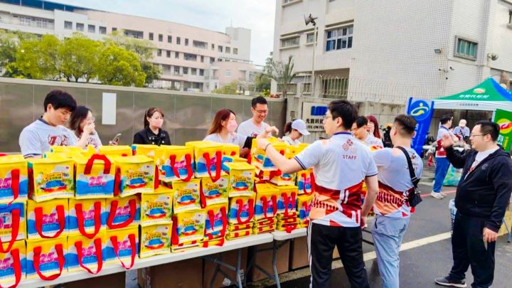 適逢「臺南古都馬拉松」20周年，永慶加盟四品牌台南經管會特別準備限量保溫袋，贈送參賽跑者。圖/永慶房產集團提供