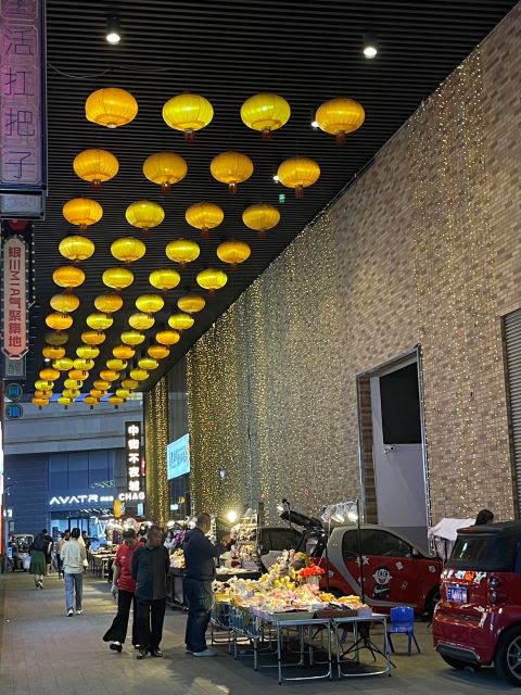 閱彩城旁邊的「中街不夜城」就在商業大樓旁築起一個趣味夜市，不論是串燒、牛肉丸、長沙臭豆腐⋯⋯大江南北各式小吃都在滿足著遊客挑剔的味蕾，飄散美食的香氣。圖/記者陳素貞