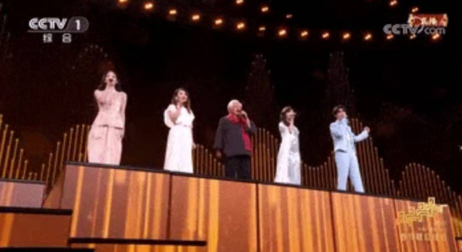 胡德夫在春晚舞台上，也和多位台灣藝人共同合唱大家耳熟能詳的民謠。圖／取自央視