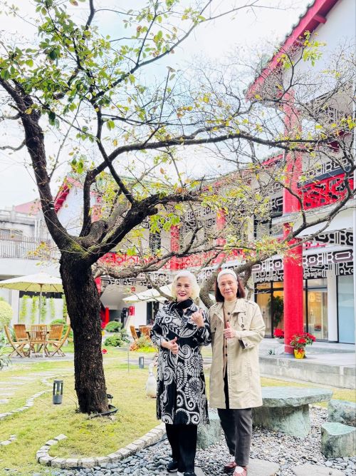 楊蓮英（右）始終堅持「點到為止是不行」的嚴謹教學方式。圖/取自陳碧涵臉書