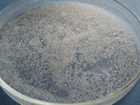 RDX又稱 Hexogen，中文譯為黑索金，國軍稱「海掃更」，是一種威力高於TNT的高爆炸藥。（圖／ Daniel Grohmann，Wikimedia Commons，CC BY 4.0）