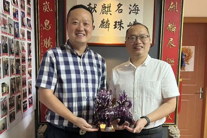 鄭興主任(左)代表研究院向海外教育學院・派特雷國際工程師學院贈予精美麒麟瓷器,器物承載吉祥如意、奮發向上的文化意蘊,寄寓雙方攜手共進、深耕文化交流的美好願景。圖/平潭麒麟文化研究院提供