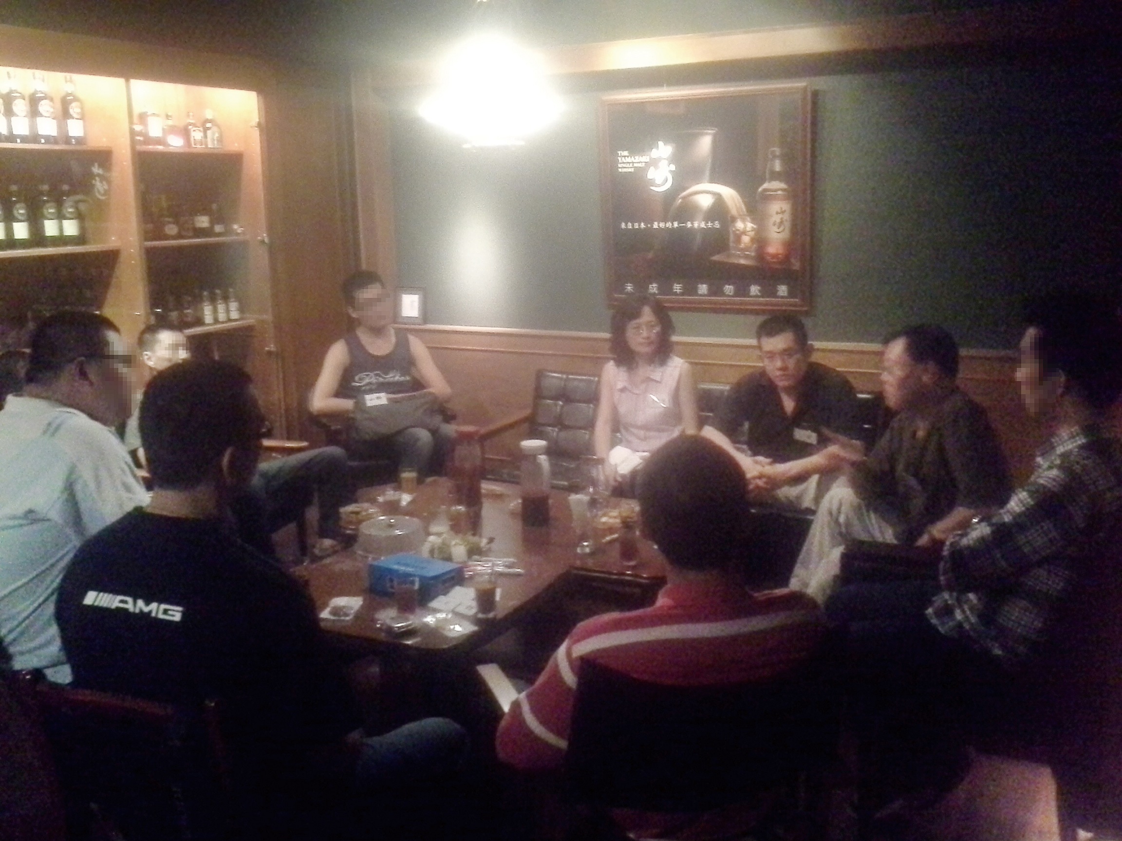 「匿名談話會」第一期由榮譽觀護人華琳老師（右二）擔任主持人。圖/禪天下雜誌提供