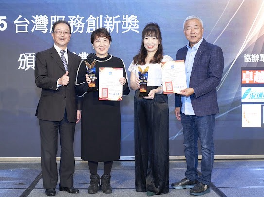 協會總顧問李培芬(左二)、秘書長韋文敏(右二)獲頒「最佳貢獻獎」。圖/協會提供