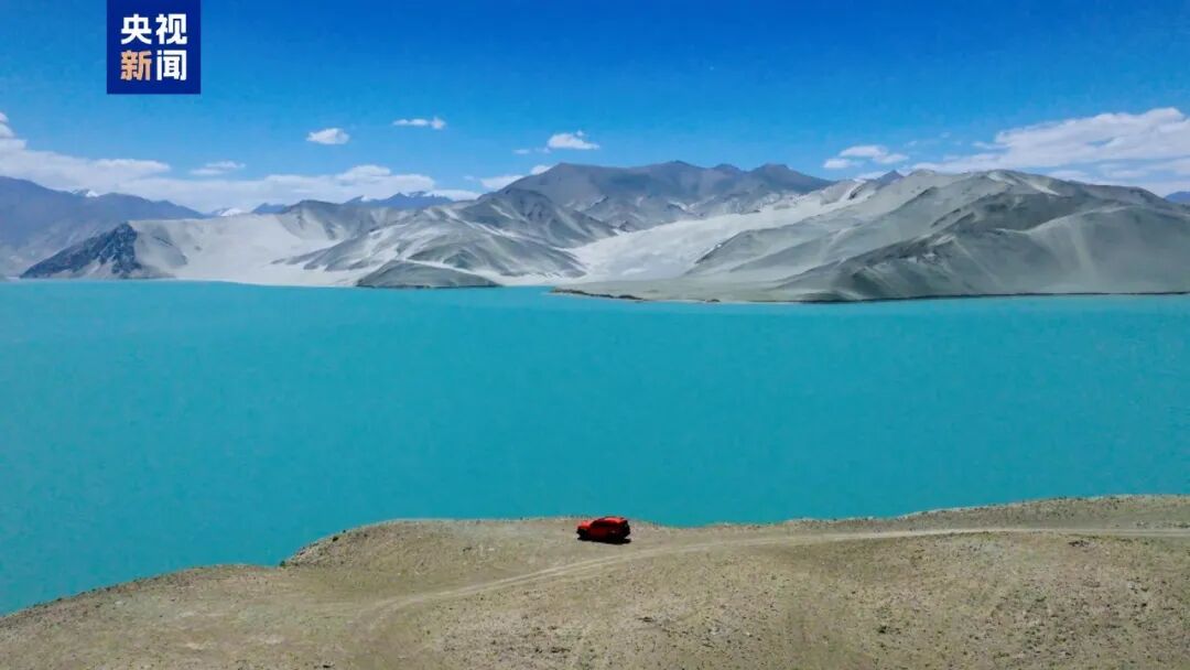 廣闊無邊的湖泊，令人沉浸天地之中。圖／取自央視