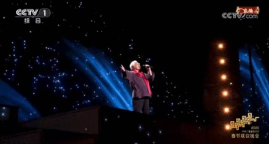 在此次春晚舞台上，胡德夫演唱了多首膾炙人口的華語經典與民謠，包括《赤足走在田埂上》《小茉莉》《踏浪》《高山青》等歌曲。圖／取自央視