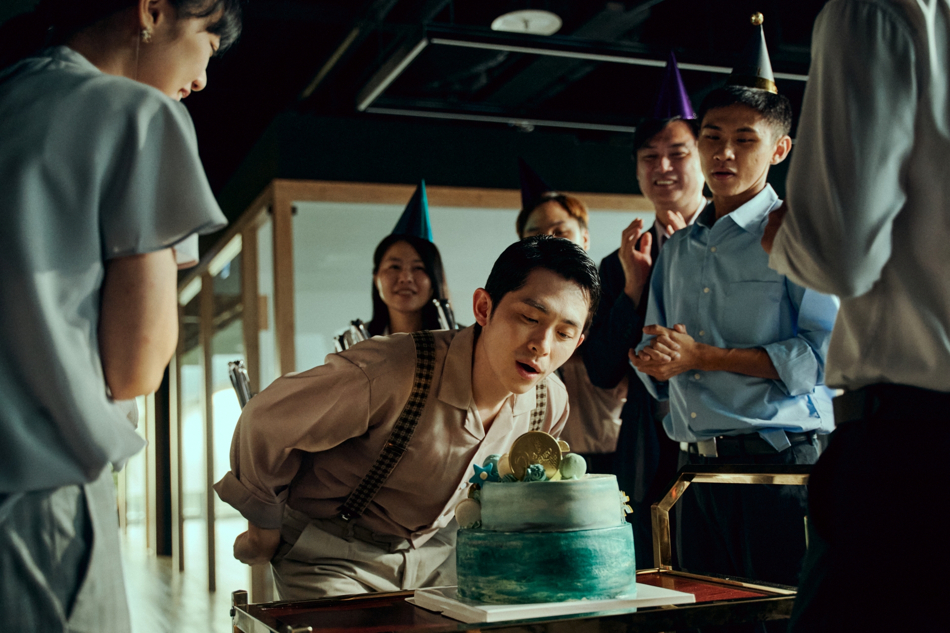 〈辦公大樓〉單元飾演總是能識破下屬惡作劇手法的主管，就在他生日這天即將迎來更大的「驚喜」。圖/CATCHPLAY+提供