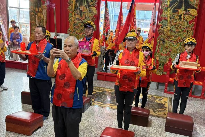 騎行隊抵達宜蘭西關廟,陳義龍主委祈望車隊,快樂出發一路順行。圖/張蔭泉攝