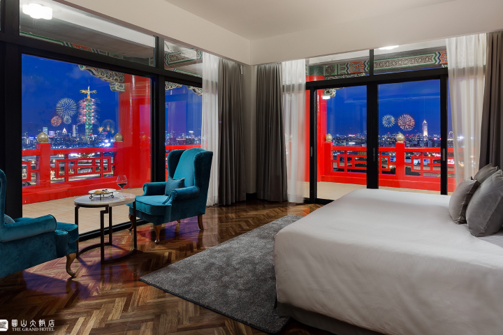 台北首選全視角獨家觀賞101煙火景觀房,用最優雅的姿態迎接閃耀璀璨的一年。圖為環景套房。圖/圓山大飯店提供