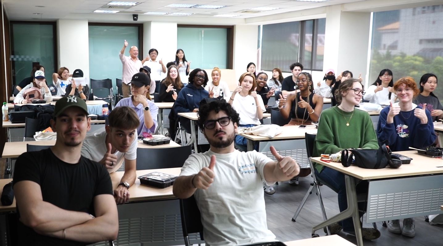 每年近千位外籍生來台與文大共學，營造優質國際學習氛圍；學生也可前往全球逾四百所姐妹校，開拓國際視野。