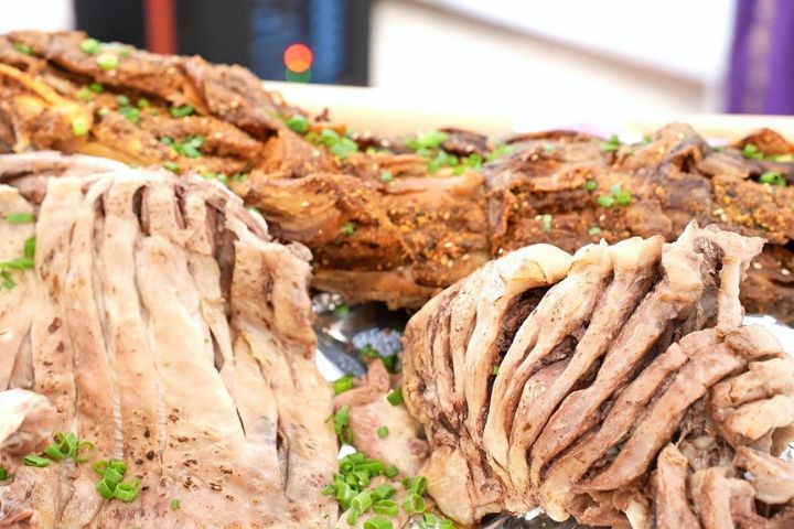 全羊宴不僅走進了寧夏人的日常聚會，也成了遊客「必打卡」的特色美食。圖/記者陳思豪攝