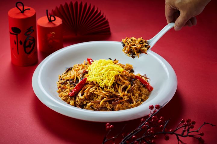 宴會廳主廚李湘華匠心製作象徵團圓安康「九環醬珍珠糯米飯」，相傳是慈禧太后最愛的宮廷秘醬，口感細膩，令人回味難忘，每份售價1,288元。圖/圓山大飯店提供