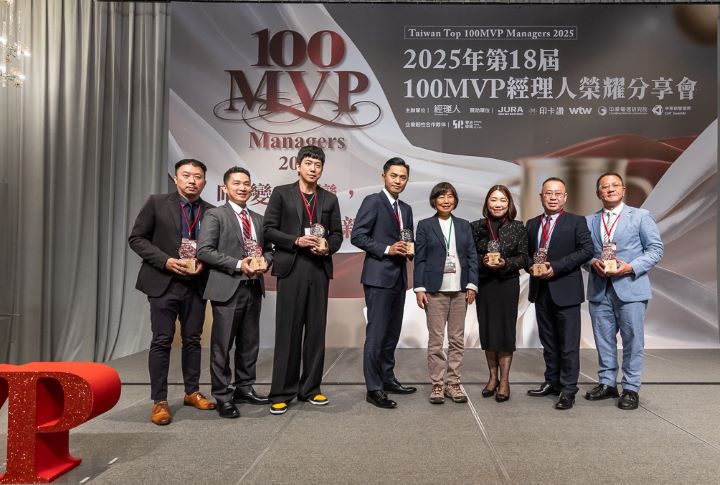 百大經理人行銷業務類頒獎人(右四)中央大學副教授李小梅與得獎者合影，(右二)為歐德傢俱執行長陳國偉。圖/歐德集團提供