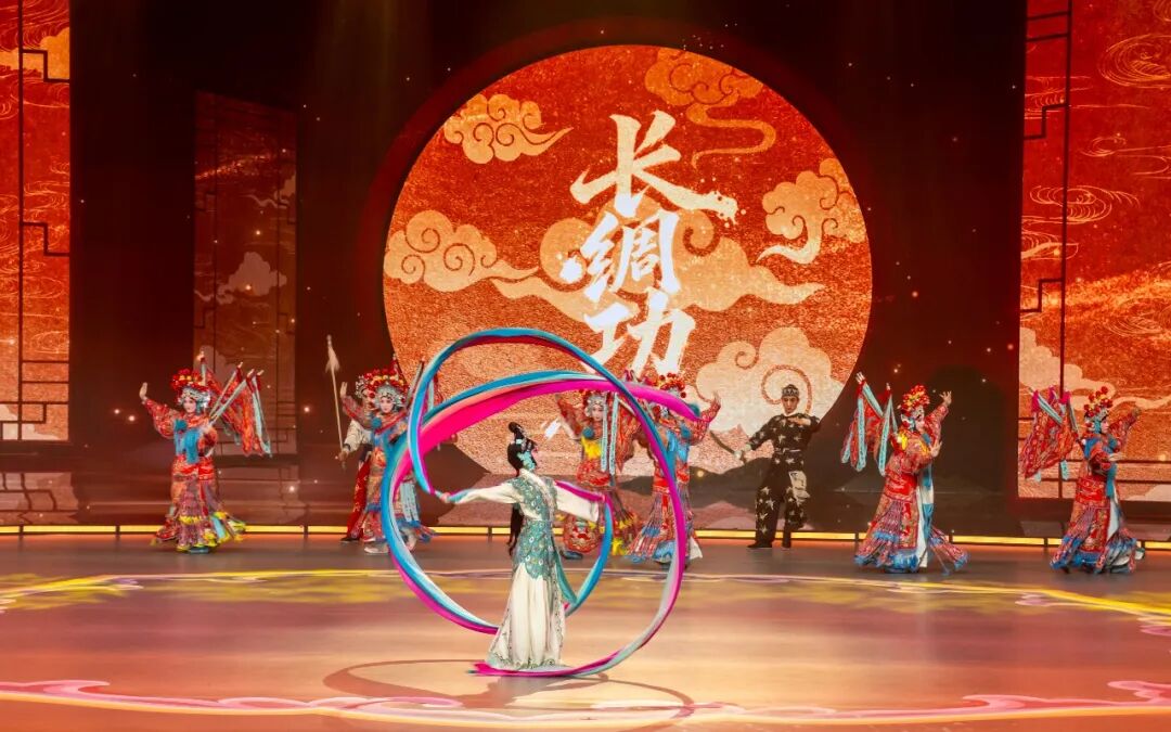 戲曲絕活《戲曲真功夫》集中展演耍牙、噴火、水袖等梨園絕活，圖為舞者表深水綢功。圖／取自央視文藝