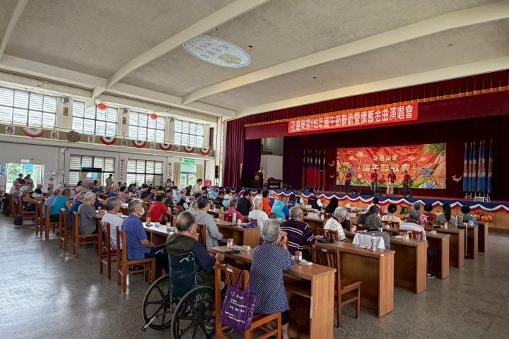 活動現場安排懷舊金曲演唱與節慶聯歡,許多長輩隨著熟悉旋律輕聲哼唱,氣氛溫馨熱絡。圖/魏嘉賢辦公室提供