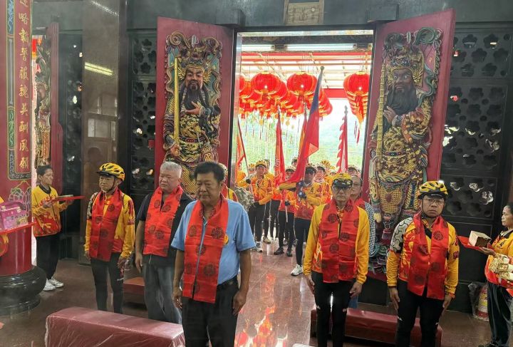 環台騎行隊抵達坪林協德宮,花雲雄主委(中)祈求全台騎行平安順利。圖/張蔭泉攝