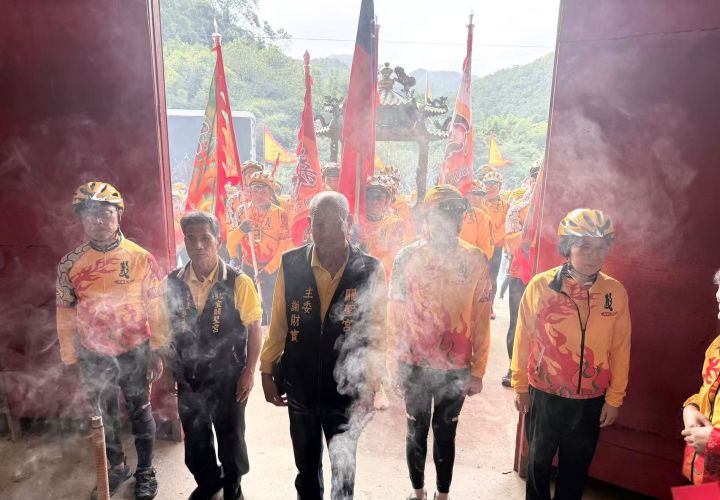 騎行隊抵坪林山林關聖宮謝財寶主委祈求關公天佑全台,現場香火燎繞。圖/張蔭泉攝