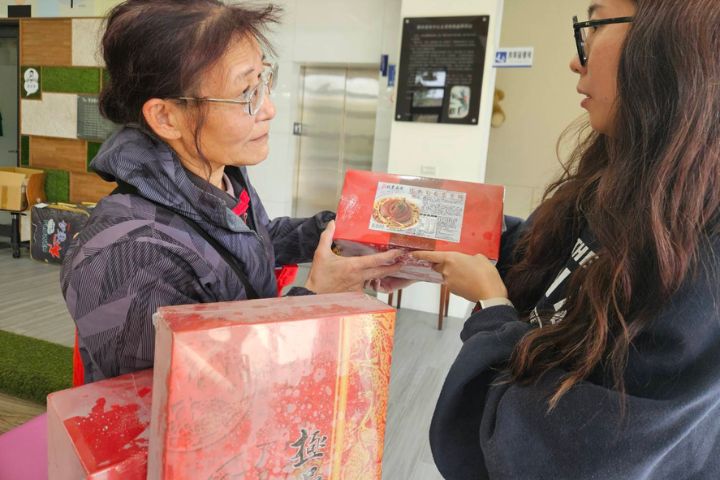 針對喜愛傳統風味的家庭，「私房秘製白菜獅子頭」與「經典筍香富貴蹄」分別繳出2,000份的亮眼成績單。圖/北農提供