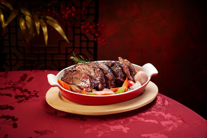 圓山牛排館主廚廖健皓今年首度推出應景年菜「紅酒燉和牛」，完美呈現食材最純粹而典雅的西式年味，祝願開春迎新，厚福綿延，每份售價3,588元。圖/圓山大飯店提供