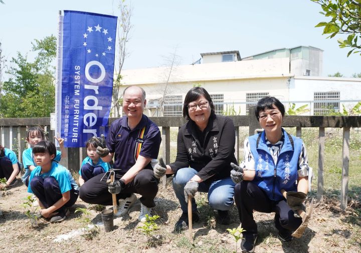 (右起)雲林縣政府教育處督學陳麗宇、縣議員黃美瑤、歐德傢俱總經理陳國甫，一同與孩子開心植樹，為下一代打造更友善的生活環境。圖/歐德集團提供