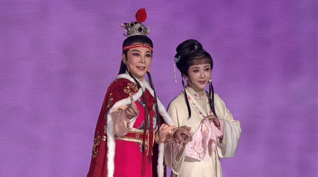 借助現代AI影像科技復原前輩大師舞臺形象,幾代越劇人跨時空、跨代際同唱經典名段《天上掉下個林妹妹》,讓經典流傳、文脈賡續具象化。圖/取自央視《看台海》