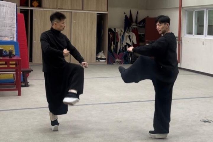 對習藝生李軒綸(左)與藝師戴立吾(右)而言,美,就在每一次站樁、走邊、亮相與翻撲的反覆鍛鍊裡圖/取自陳碧涵臉書