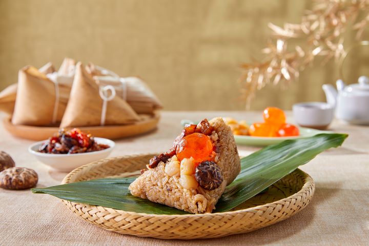 「九環醬珍珠粽」是宴會廳國宴主廚李湘華以獨家宮廷秘醬，從米飯到內餡皆可品嘗到醇厚醬香，每組6入售價1,780元，限量200組，是每年端午佳節不可錯過的人氣爆棚粽品。圖/圓山大飯店提供