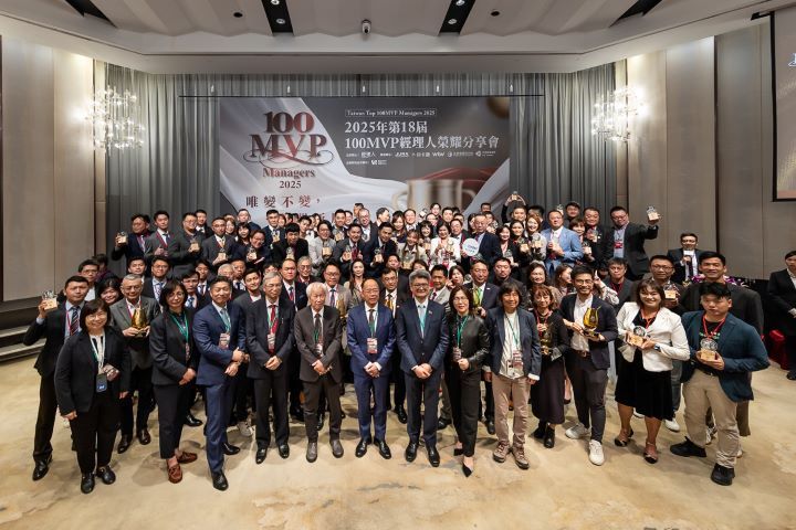 歐德集團執行長陳國偉出席2025第18屆《100MVP經理人》頒獎典禮，與全體得獎者合影留念。圖/歐德集團提供