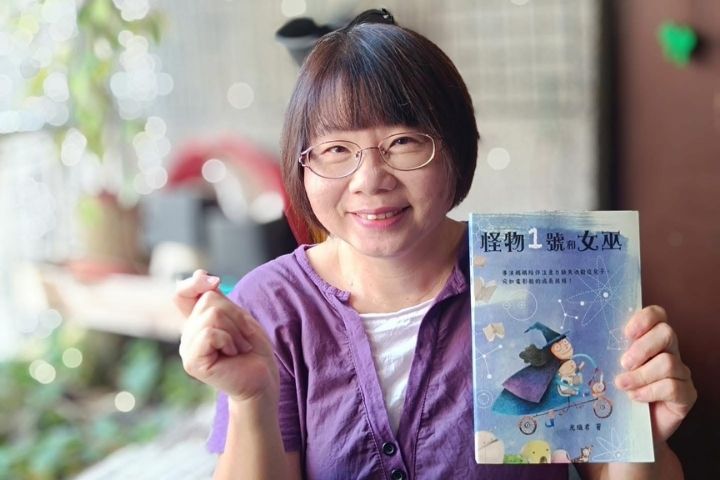 賴麗君在理解孩子的過程中,最終化為文字,成為親子書「怪物1號和女巫」。圖/取自陳碧涵臉書