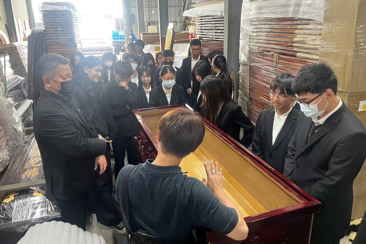 馬偕生關科校外教學參訪棺木店，落實理論與實務結合。圖／馬偕專校提供