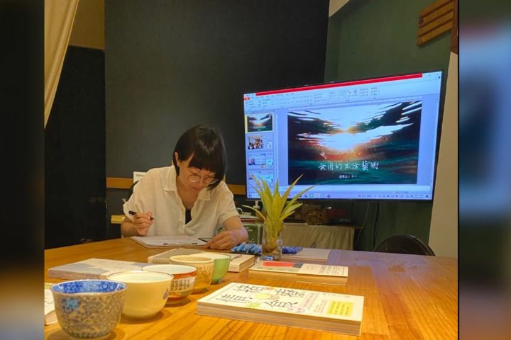 鄭十一在基隆創辦「無用學堂」,既不是教室,也不是咖啡館,而是一個讓人能安放身心、自由交流的地方。圖/取自陳碧涵臉書