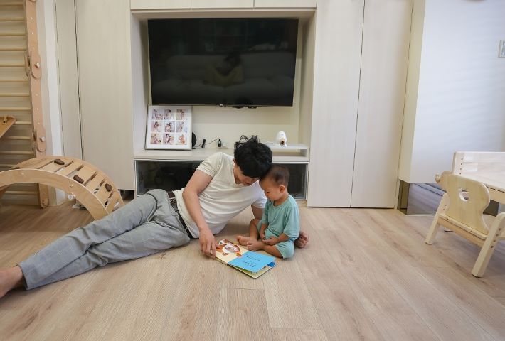 鋪設榮獲「綠建材」標章的「Order floor超耐磨木地板」，給孩子健康無毒的成長環境。圖/歐德提供。