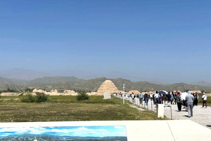 寧夏銀川西郊的賀蘭山下,入選《世界遺產名錄》的西夏陵,被譽為「東方金字塔」。圖/記者陳素貞攝