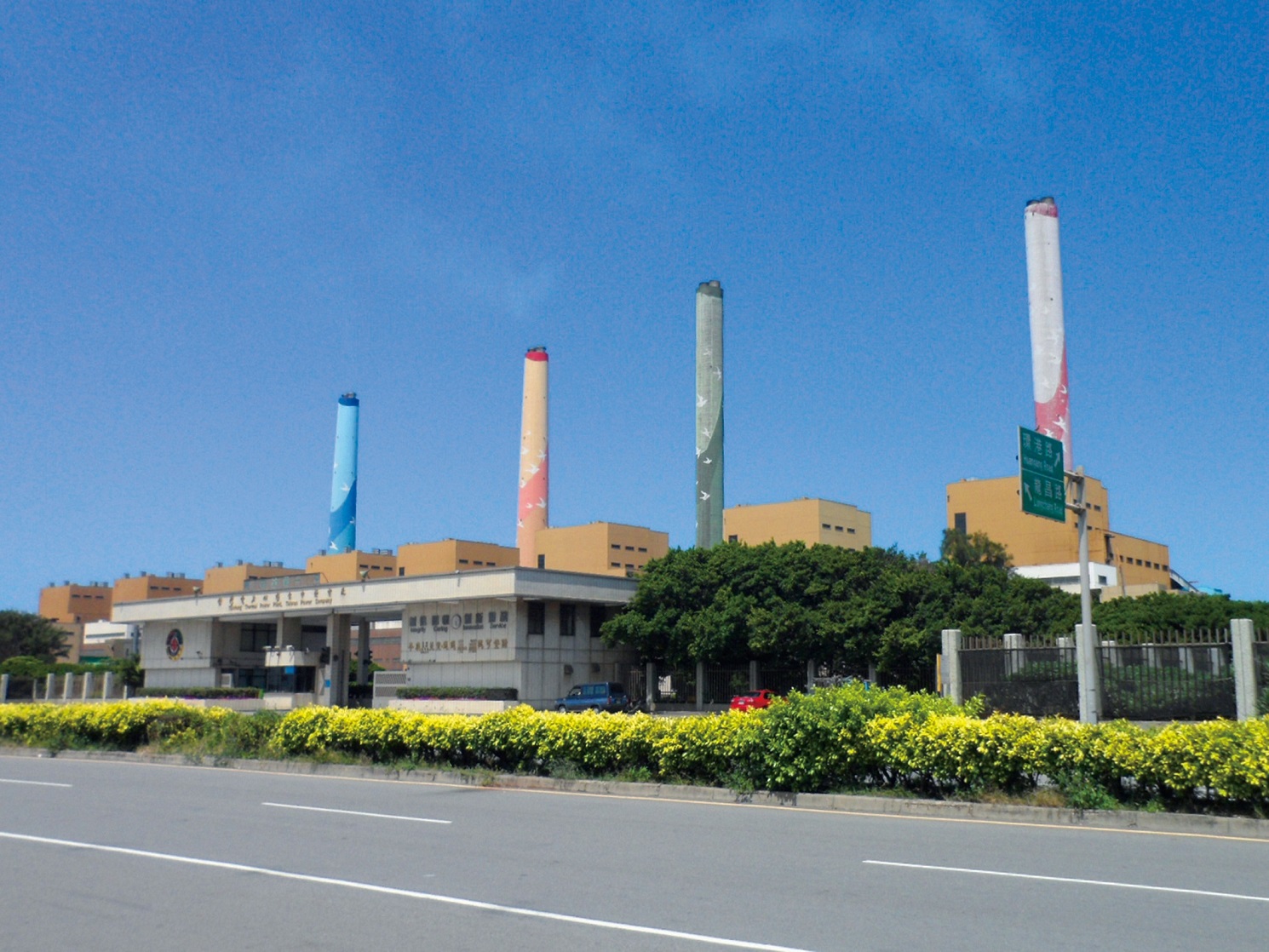 台灣的空汙問題，除了汽機車所排放的廢氣外，主要來自火力發電廠。右圖是位於台中龍井的台中火力發電廠，其排放的二氧化碳每天多達14多萬公頓，是台灣主要的空汙來源之一（右圖來源：維基百科Chongkian）。圖/禪天下雜誌提供