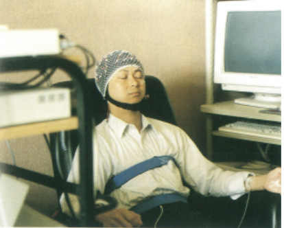 受測者在交通大學實驗室接受加持測試，發現腦電波呈現顯著的γ波，這是禪定狀態下才有的特徵波。