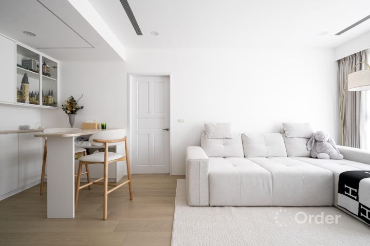 歐德以ㄇ字型設計串聯餐邊與收納機能，搭配線燈光暈，成為陳敬宣與閨蜜享受午茶的絕佳角落。圖/歐德集團提供