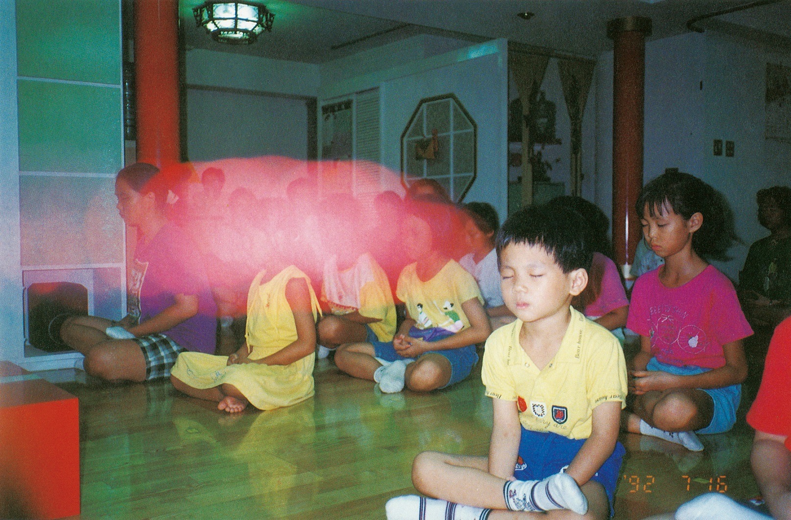 悟覺妙天禪師所傳的禪定法是透過神經系統，可將身體從氣的磁場提升到光電磁場。圖為禪師開辦暑期兒童禪修班，小朋友與家長在禪定中接到光的能量。此二圖係以傻瓜相機拍攝，經國家驗證單位勘驗，證實並未經過任何效果處理，完全屬自然現象。圖/禪天下雜誌提供