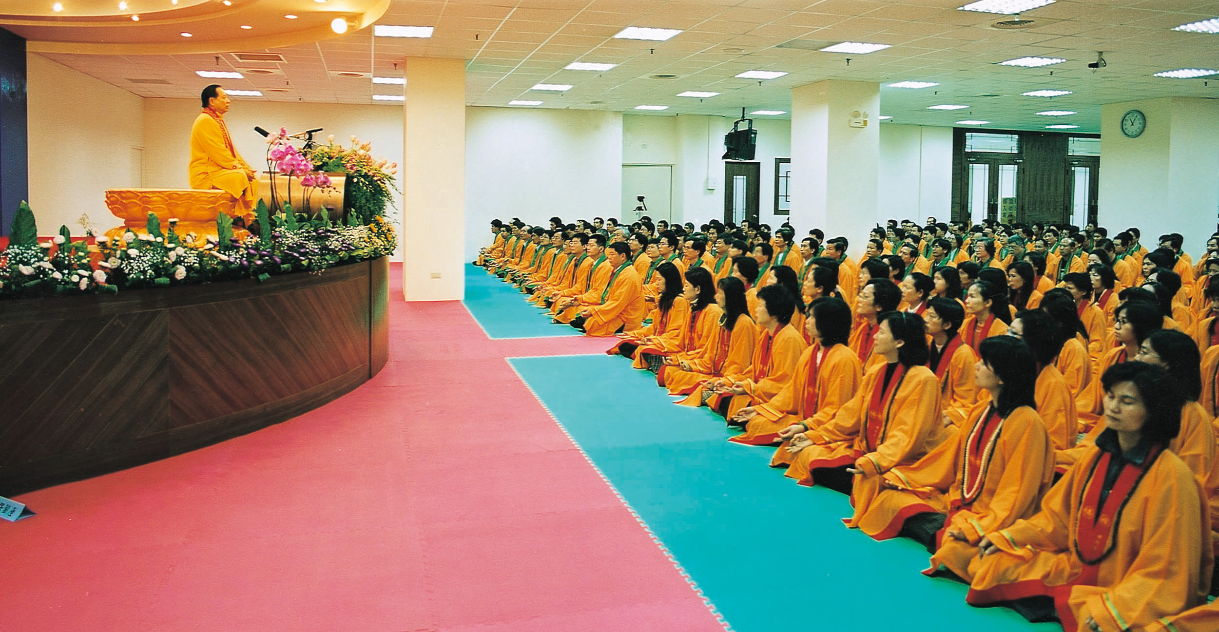 悟覺妙天禪師在台北南港大禪堂主持「智慧法門」講座，來自全台1萬餘位的同修齊聚一堂，聆聽禪師傳法開示。圖/禪天下雜誌提供