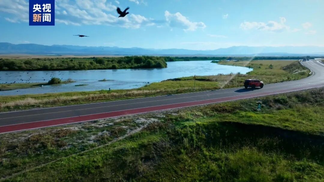 節目中可見公路穿越湖泊，景色優美。圖／取自央視