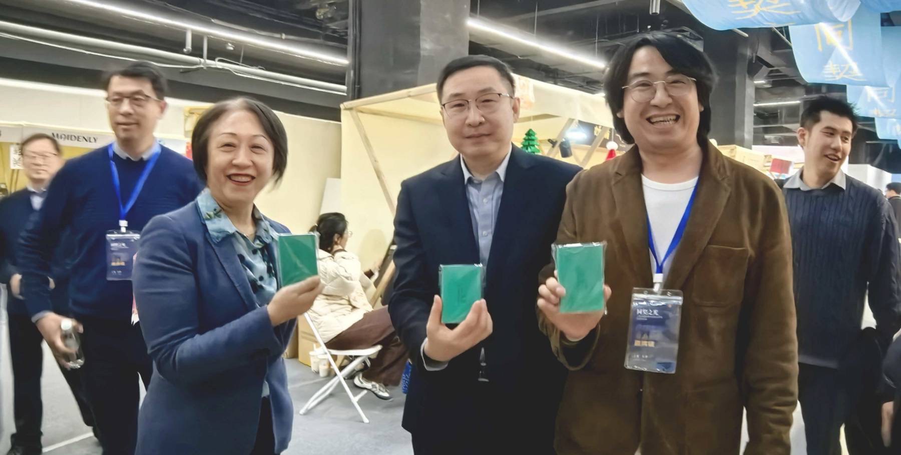 台盟上海市委主委劉艷（左一）、市台辦副主任莊潛和參展非遺代表在一起。圖/主辦單位提供