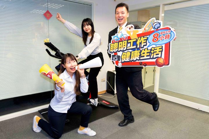永慶房屋響應「2026世界自行車日-企業室內飛輪競賽」,舉辦快閃飛輪賽,挑戰首日同仁們合力累計踩出近100公里。圖/永慶房屋提供