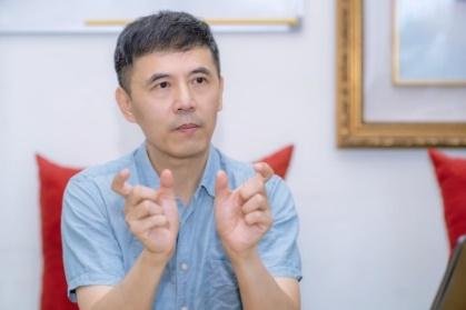 世界自然醫學大學整合醫學系教授、釋迦牟尼佛救世基金會淡水禪修會館負責人黃金龍（圖）所做的等離子體實驗顯示，放在禪修會館的等離子體十分活躍，瓶口滲出許多結晶。