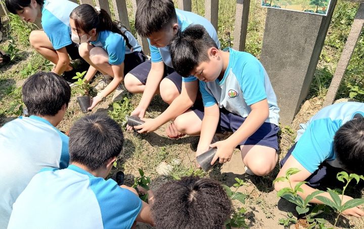 歐德集團與雲林中正國小學生種下桂花樹與光臘樹，不僅美化環境，更為孩子上了一堂生命教育課，攜手守護綠色未來。圖/歐德集團提供
