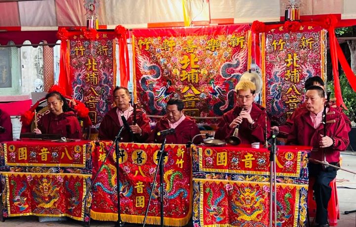   因為被廟會文化吸引，對樂師一身本領的欽慕嚮往，彭峻暘（右2）毅然投入客家八音的學習。圖/取自陳碧涵臉書