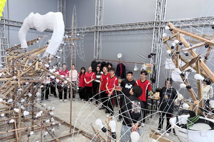 文總促成嘉義永慶高中學子與日本睡魔師見習，傳承極致職人精神。圖/文化總會提供