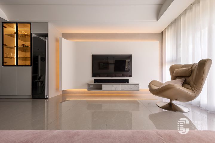 立體雕塑感電視牆如書頁翻篇，巧寓舍計以幾何與光影鋪陳，定調空間的深度與層次。圖/歐德集團提供