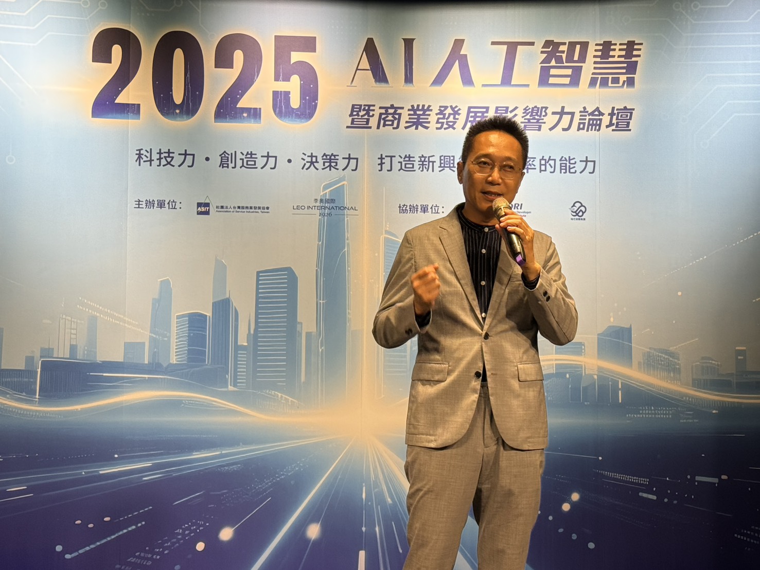 財團法人台灣服務業發展協會榮譽理事長劉福財致辭表示AI將重組企業經營理念。 圖/張蔭泉攝